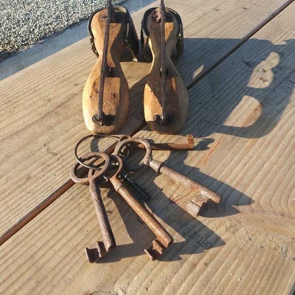HOST PICK Victorian era ice skates & antique keys - Picture 5 of 7